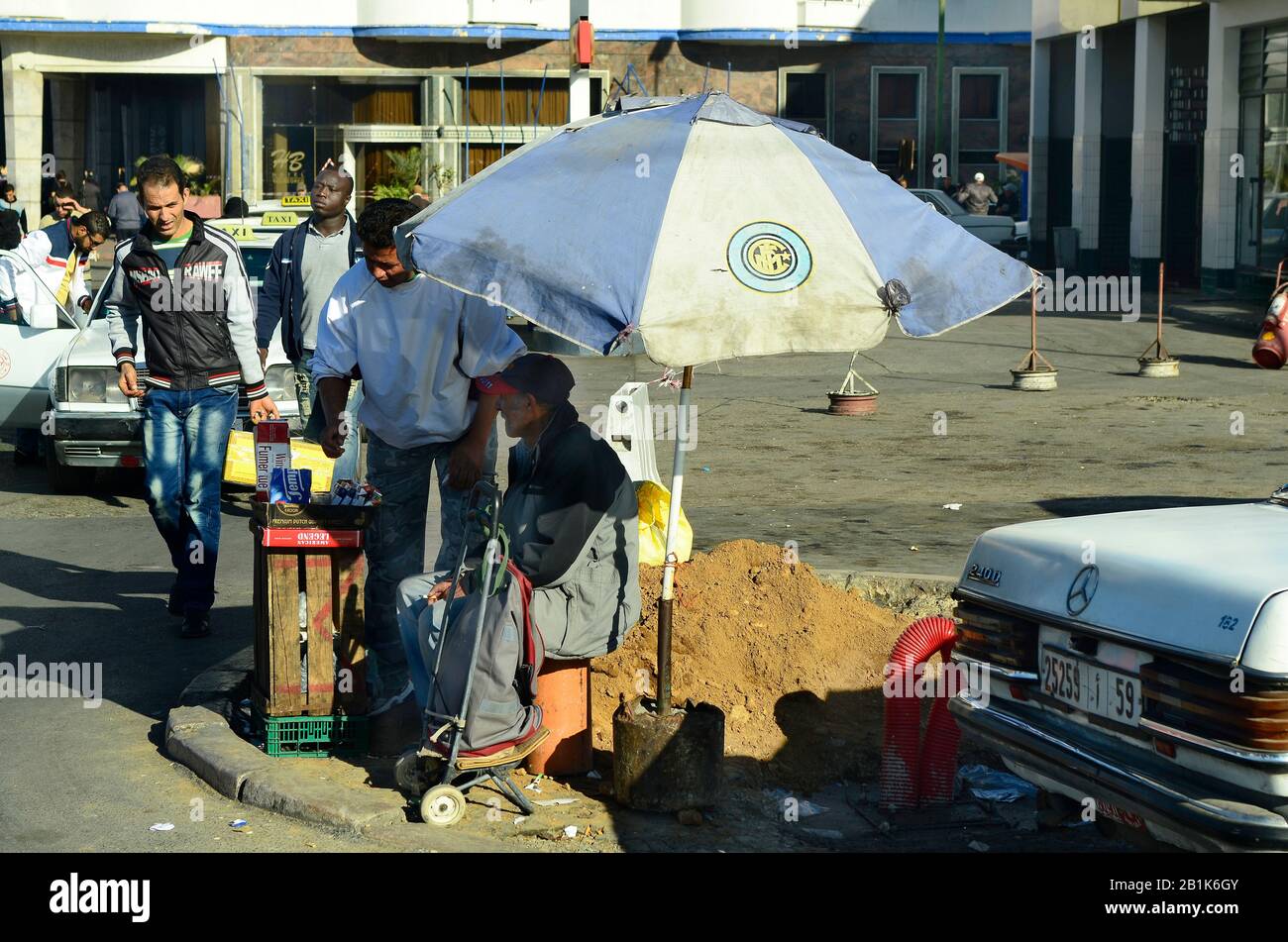 Rabat, Marokko - 18. November 2014: Unidentifizierte Menschen, Verkaufsmann mit seinem schlecht ausverkauften Stall für Zigaretten Stockfoto