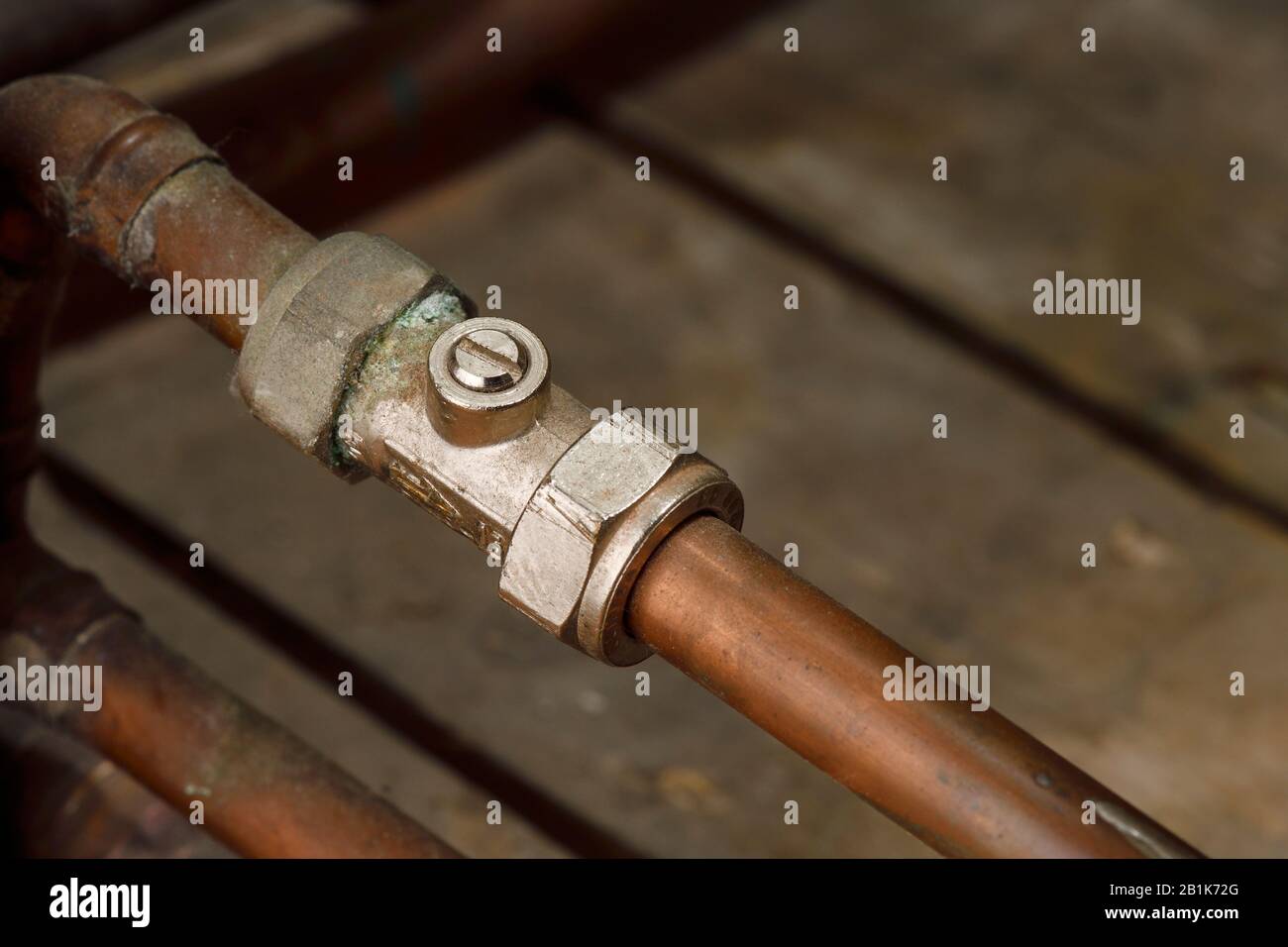 Ein Wasserisolierventil an einer Kupferleitung im Haushalt Stockfoto