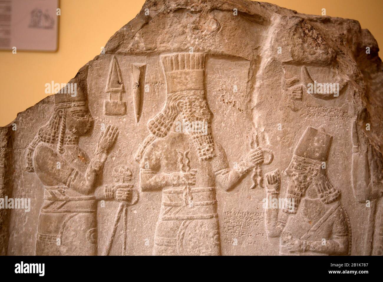 Stele. 8. V. u. v. Chr. Shamsh-res-usur, Gouverneur von Mari und Suhi Haltung des Betens vor den Göttern. Irak. Stockfoto