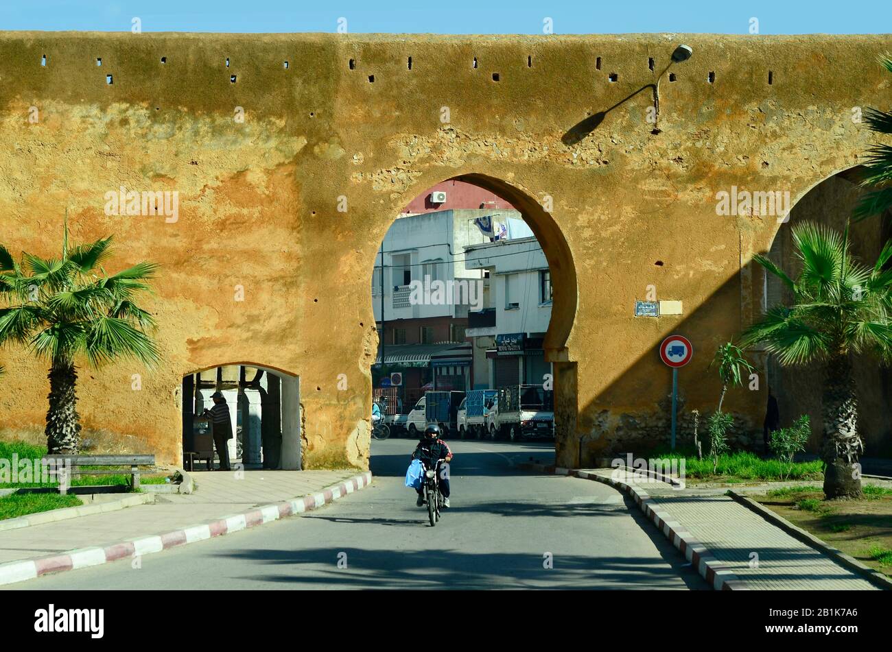 Rabat, Marokko - 18. November 2014: Unidentifizierter Biker und Tor in der alten Stadtmauer Stockfoto