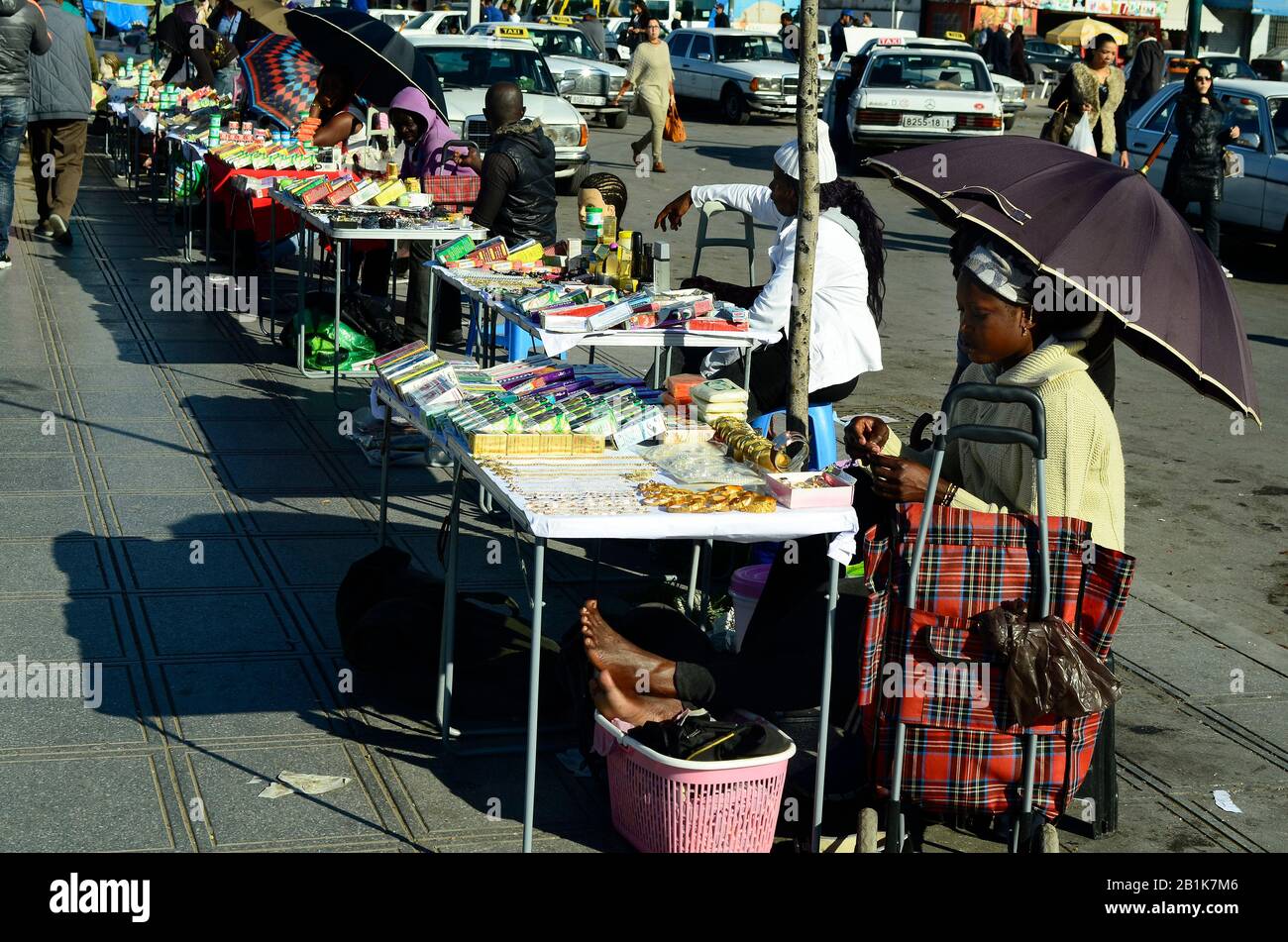 Rabat, Marokko - 18. November 2014: Nicht identifizierte Menschen auf dem Straßenmarkt nur für Afrikaner südlich der Sahara, Stockfoto