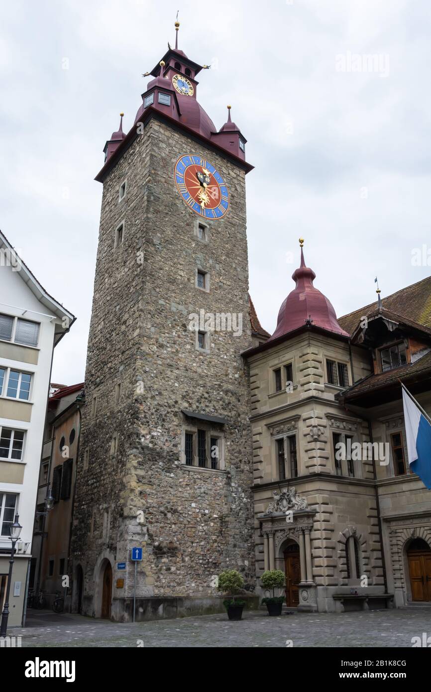 Lucerne, Schweiz - 26. Juni 2016. Turm des Rathausgebäudes am Kornmarkt in Luzern. Der Turm wurde im Hohen Mittelalter lat Stockfoto