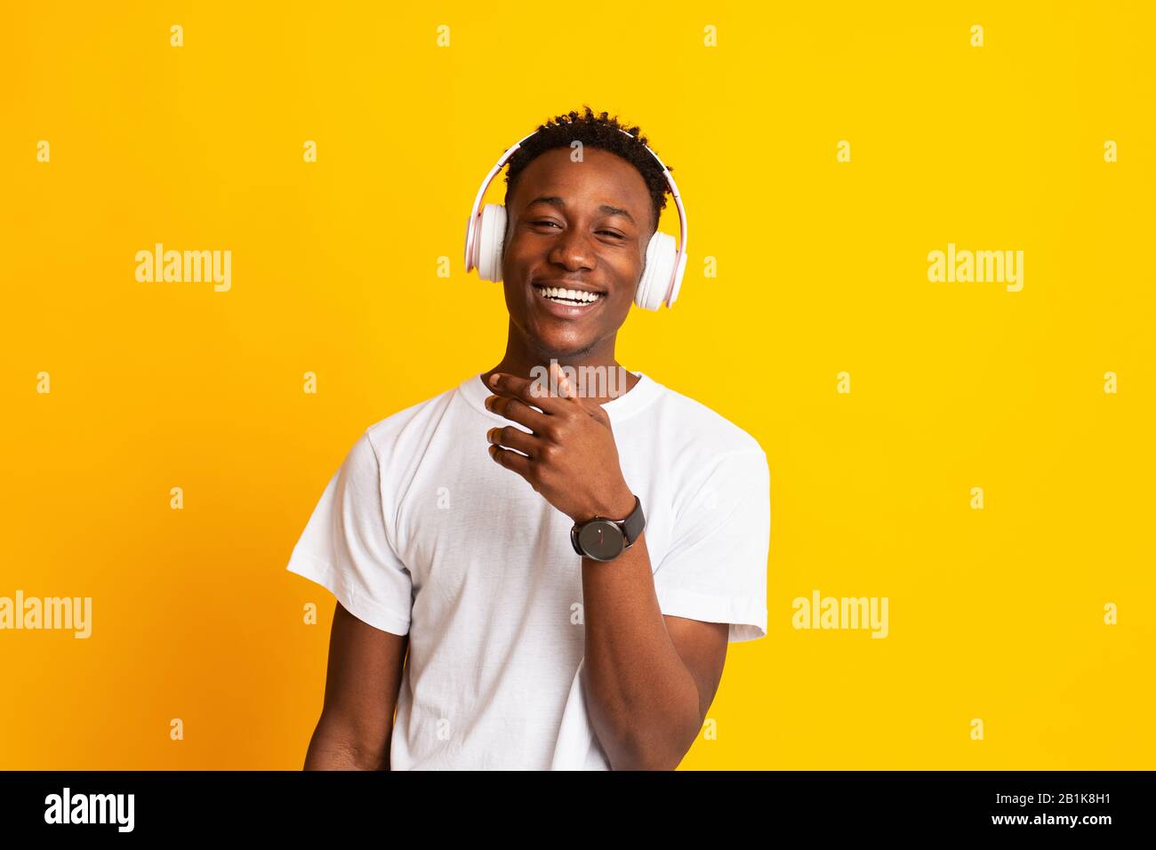 Gutaussehender junger afroamerikanischer Mann, der Musik hört Stockfoto