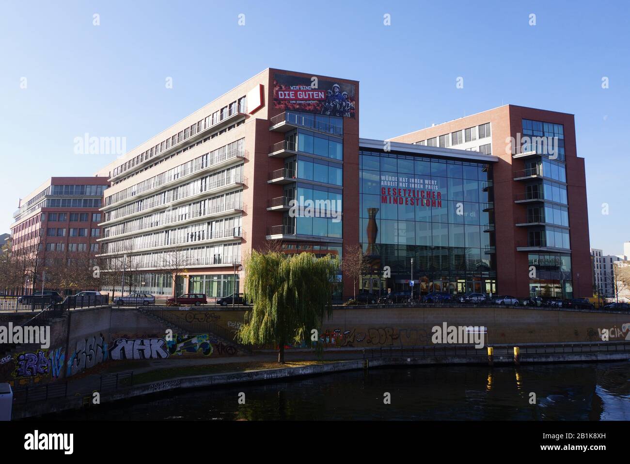 Verdi-Hauptverwaltung am Spreeufer von Kreuzberg, Berlin, Deutschland Stockfoto