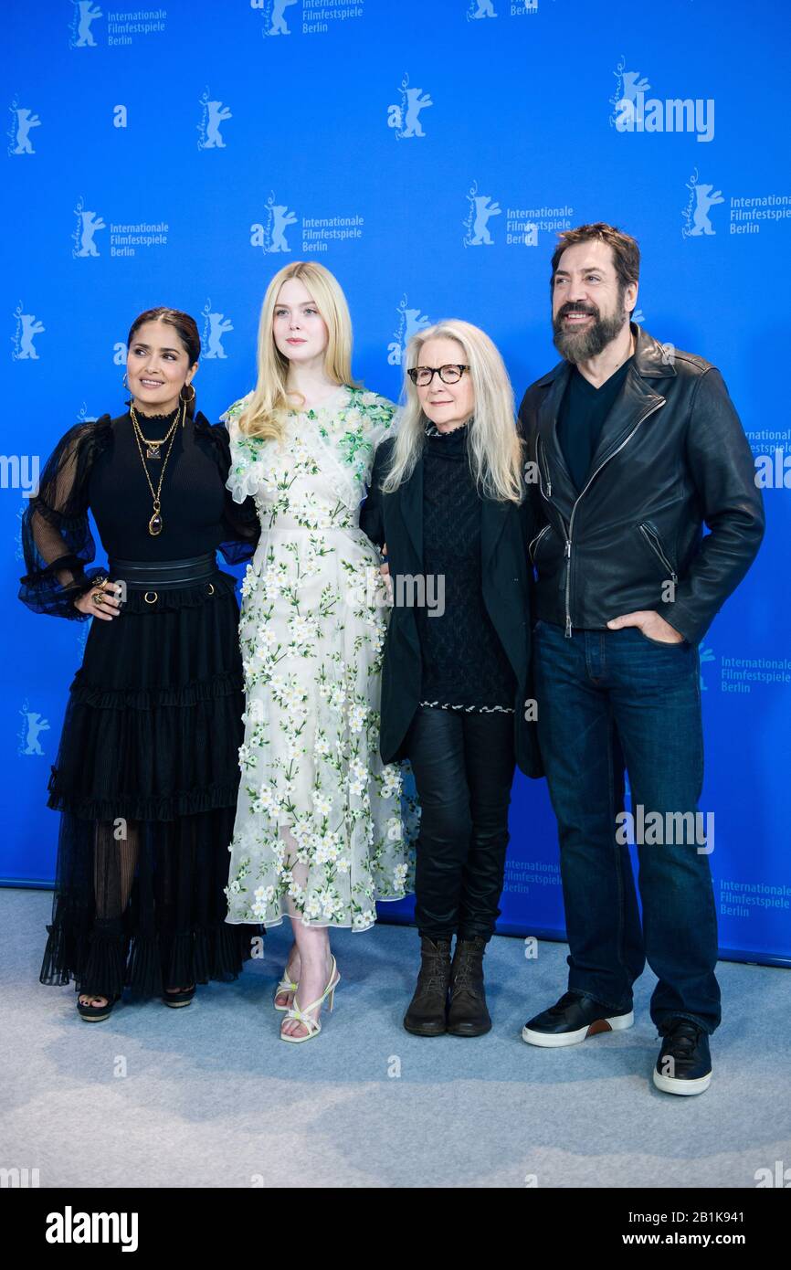 Berlin Deutschland Februar 2020 70 Berlinale Photocall Wettbewerb Die Strassen Nicht Genommen Schauspielerinnen Salma Hayek L R Und Elle Fanning Regisseurin Sally Potter Und Schauspieler Javier Bardem Das Internationale Filmfestival Findet