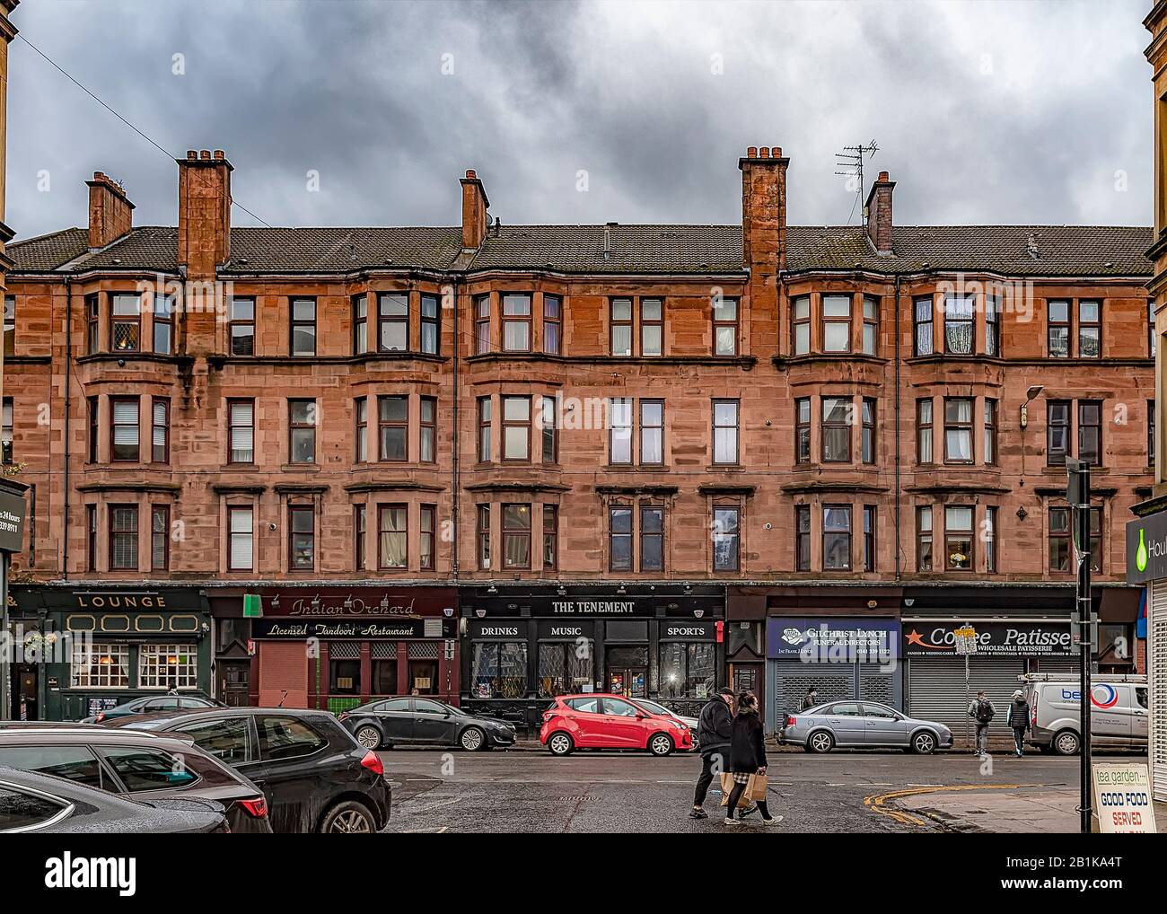 Glasgow, SCHOTTLAND - 25. JANUAR 2020: Ein typischer roter Mietsblock aus Sandstein im Partick-Gebiet im Westen der Stadt. Stockfoto