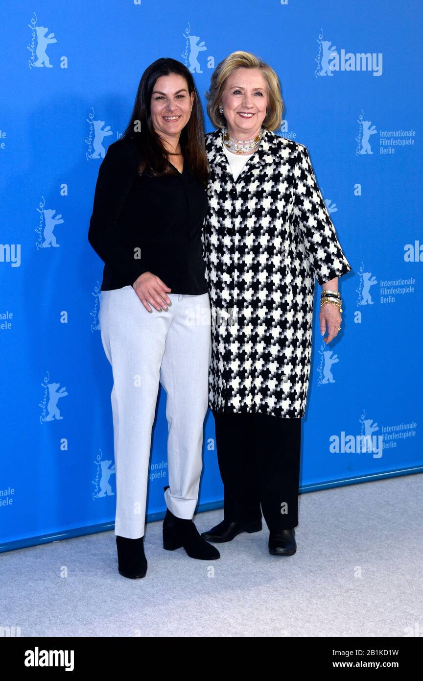 Nanette Burstein und Hillary Rodham Clinton bei der Fotocall für Hillary bei der Berlinale 2020/70. Internationalen Filmfestival Berlin im Hotel Grand Hyatt. Berlin, 25. Februar 2020. Nutzung weltweit Stockfoto