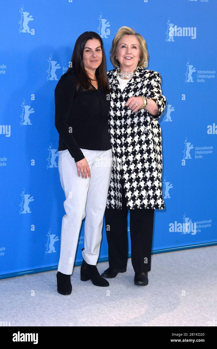 Nanette Burstein und Hillary Rodham Clinton bei der Fotocall für Hillary bei der Berlinale 2020/70. Internationalen Filmfestival Berlin im Hotel Grand Hyatt. Berlin, 25. Februar 2020. Nutzung weltweit Stockfoto