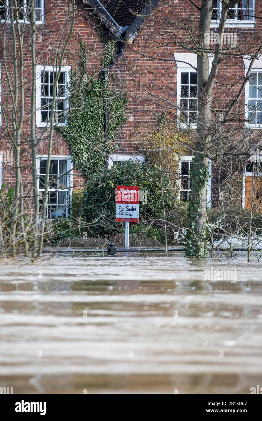 Bewdley, Großbritannien. Februar 2020. Das Hochwasser in der Worcestershire Stadt Bewdley steigt noch immer mit dem Fluss Severn, der an diesem Abend gegen 20.00 Uhr seinen Höhepunkt erreichen wird. Viele Bewohner laufen immer noch Gefahr, dass Hochwasserwasser in ihre Immobilien eindringt, da die Rettungsdienste ihre Bemühungen fortsetzen, die Menschen in Bewdley sicher zu halten. Die Herzen der Nation erlöschen diesen Bewohnern, verzweifelt, ihr Eigentum zu verkaufen und sich von diesem Bereich gefährlicher Überschwemmungen zu entfernen. Credit: Lee Hudson/Alamy Live News Stockfoto