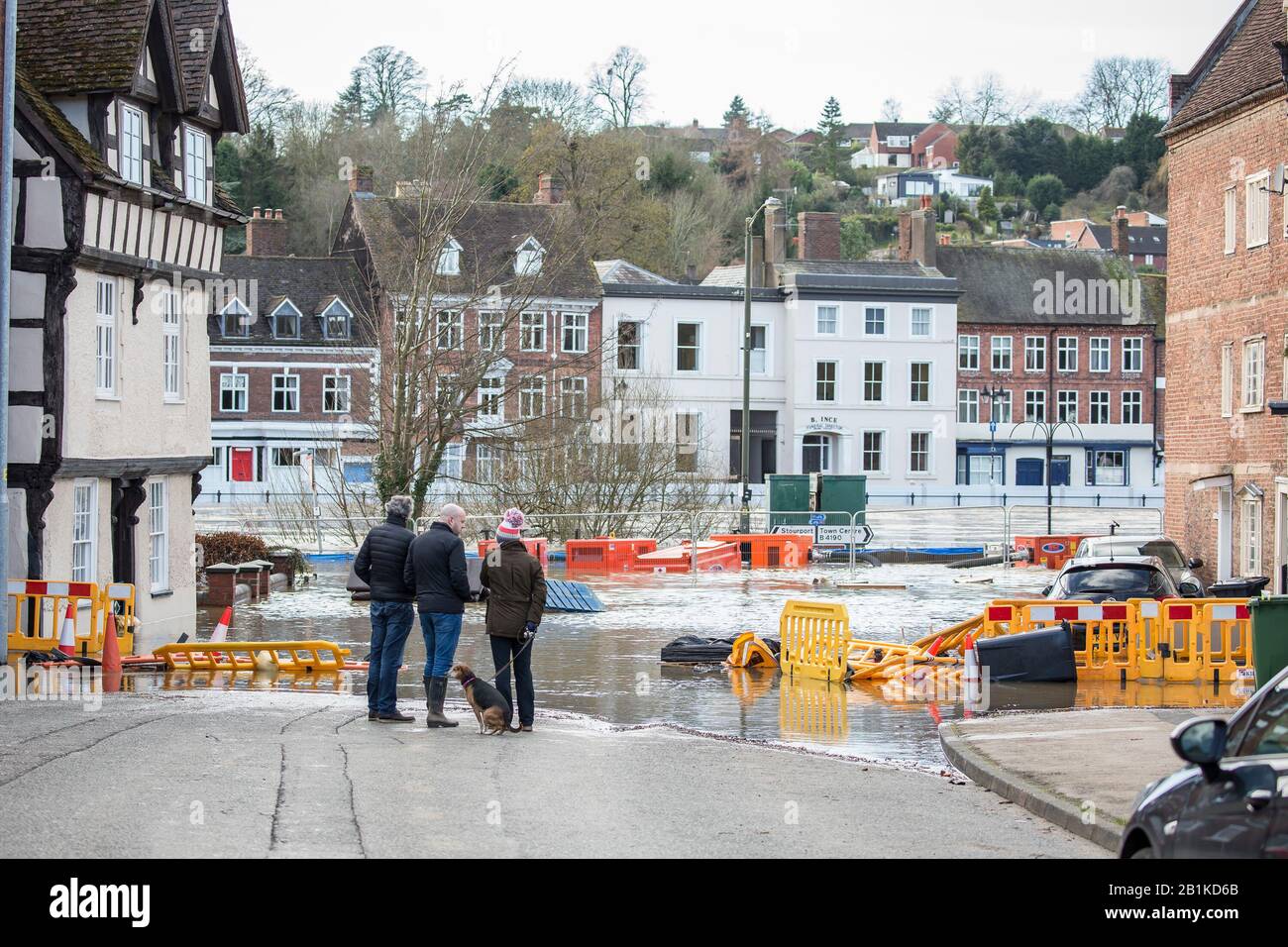 Bewdley, Großbritannien. Februar 2020. Das Hochwasser in der Worcestershire Stadt Bewdley steigt noch immer mit dem Fluss Severn, der an diesem Abend gegen 20.00 Uhr seinen Höhepunkt erreichen wird. Viele Bewohner laufen immer noch Gefahr, dass Hochwasserwasser in ihre Immobilien eindringt, da die Rettungsdienste ihre Bemühungen fortsetzen, die Menschen in Bewdley sicher zu halten. Diese Bewohner stehen an der Ecke von Beale und beobachten, wie sich die Katastrophe immer noch vor ihren Augen entfaltet. Credit: Lee Hudson/Alamy Live News Stockfoto