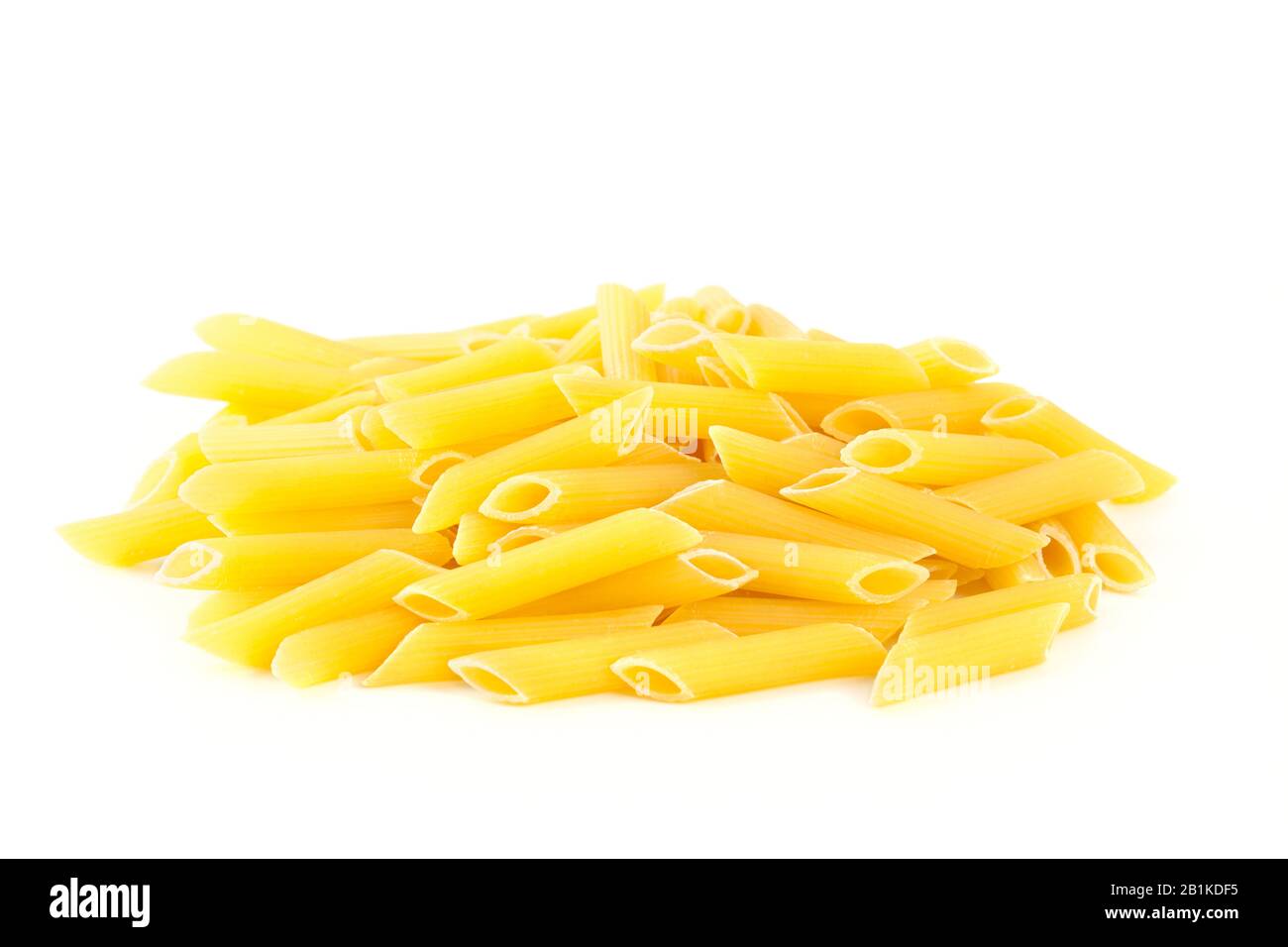 Heap Pasta Penne isoliert auf weißem Hintergrund. Pasta ist ein Grundnahrungsmittel der traditionellen italienischen Küche. Stockfoto