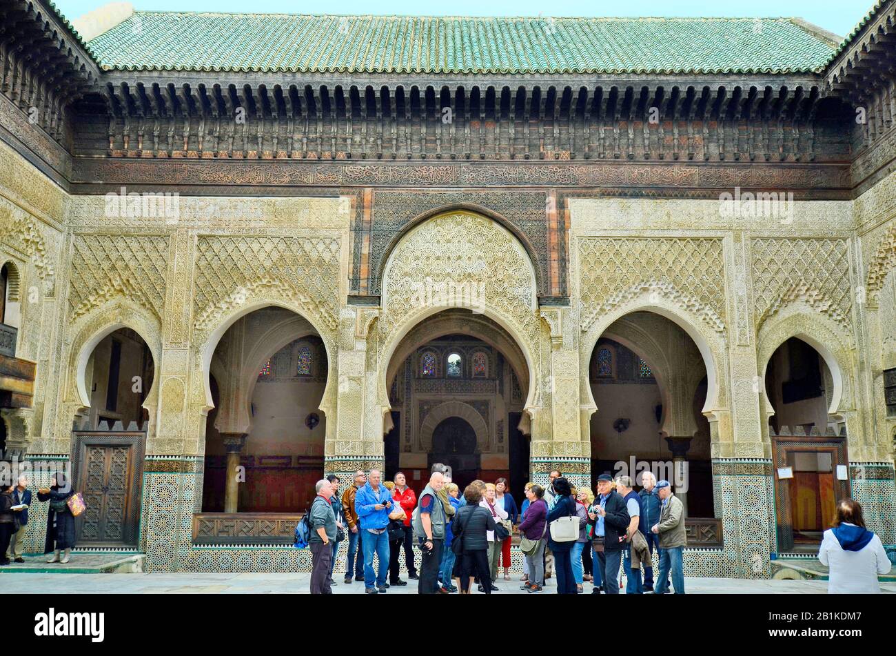 Fez, Marokko - 20. November 2014: Unidentifizierte Gruppe von Touristen im Innenhof von Medersa Bou Inania - einer islamschule Stockfoto