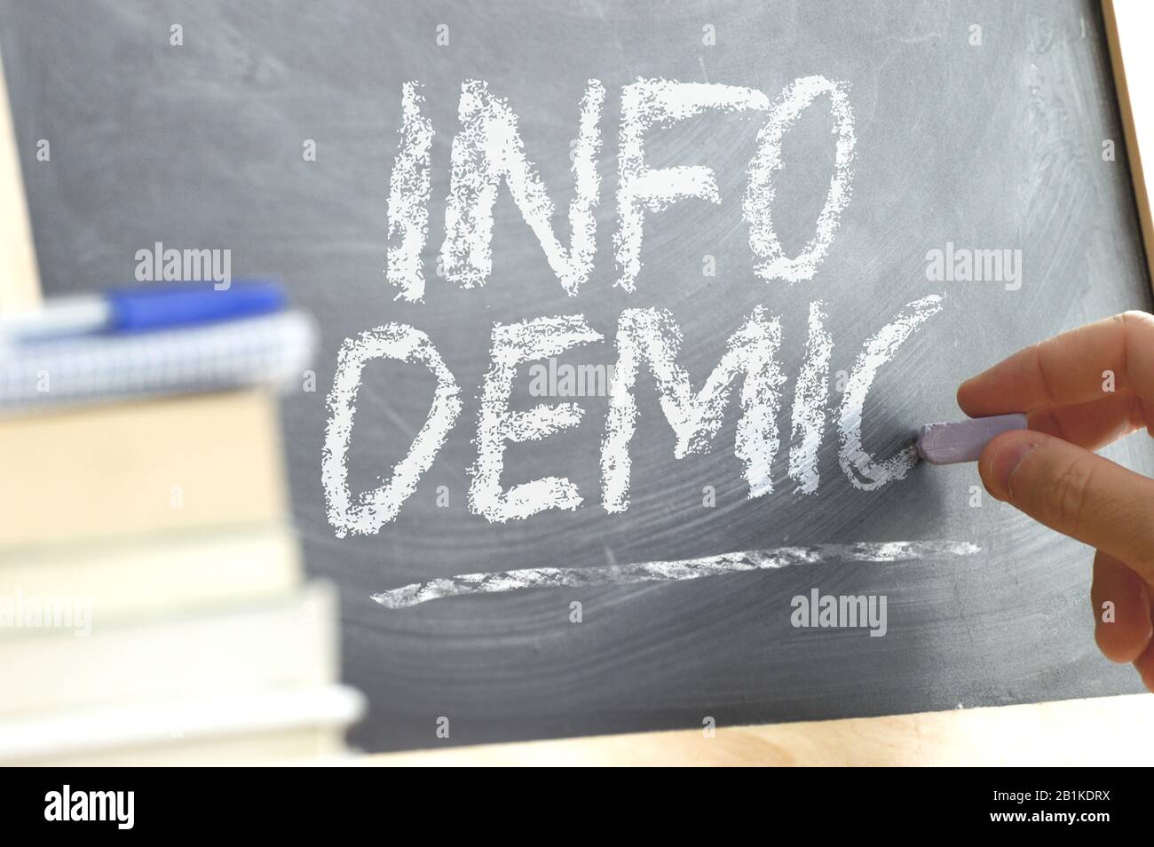 Infodemisches Konzept über Pandemie und falsche Informationen abaut Coronavirus. Stockfoto