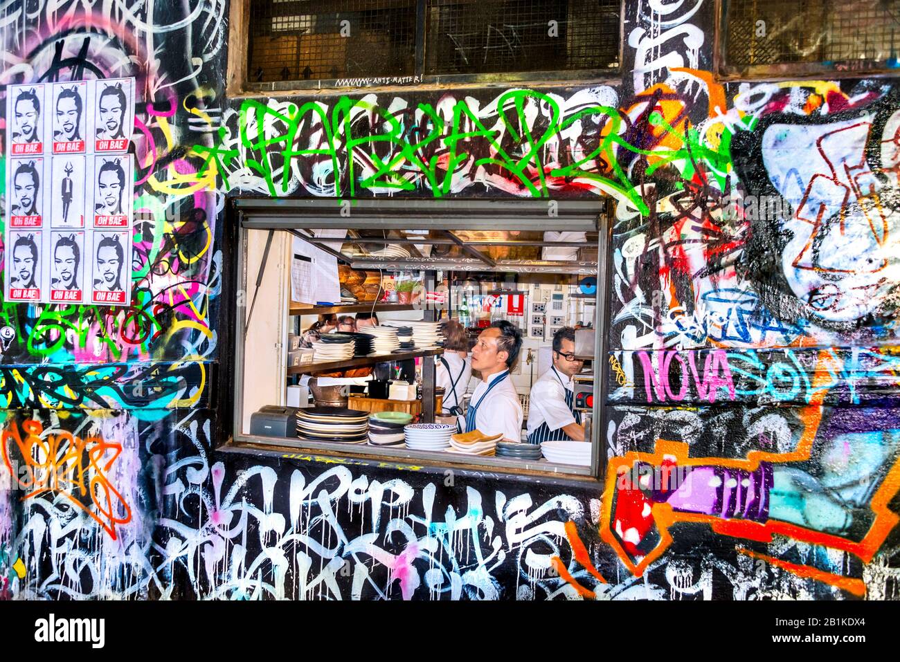 Schaufensteröffnung, um im Restaurant Mitfahrkost in Graffiti zu servieren, die auf dem Gasse Way, der Hosier Street, Melbourne Lanes, Melbourne, Victoria, Australi gemalt wurden Stockfoto