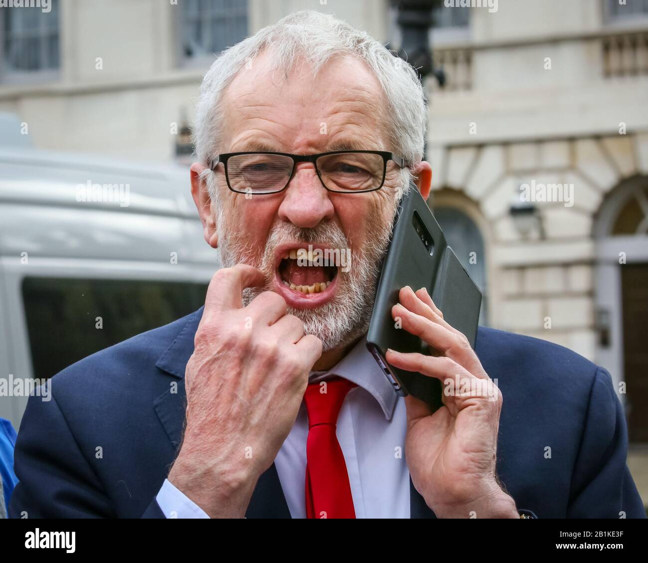 Westminster, London, Großbritannien. Februar 2020. Arbeitsleiter Jeremy Corbyn. Corbyn sowie John Mc Donnell, Dawn Butler und der Labour-Vorsitzende Ian Lavery und andere sprechen bei einem Protest, der von der PCS (Public and Commercial Services Union) organisiert wird, die auffällige Mitarbeiter von Interserve unterstützt. Ausgelagerte Mitarbeiter des Facilities Management im Foreign and Commonwealth Office (FCO) in London begannen ihre Streikzeit im November, da Interserve nicht bereit sind, PCS anzuerkennen. Kredit: Imageplotter/Alamy Live News Stockfoto