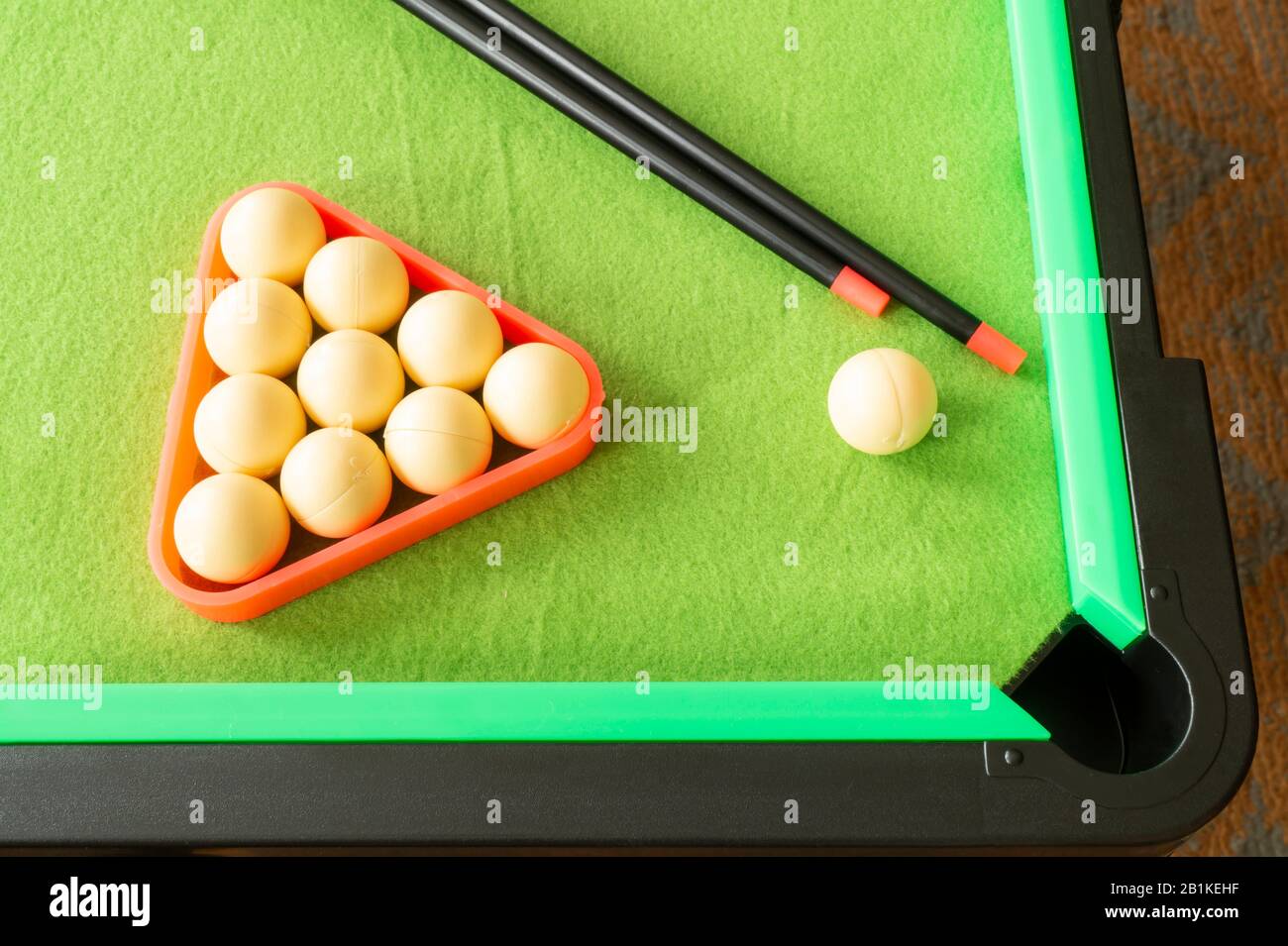 Der Cue mit Ball auf grünem Tisch für eine Partie Billard. Atheletic und Schreibtischspiel Stockfoto