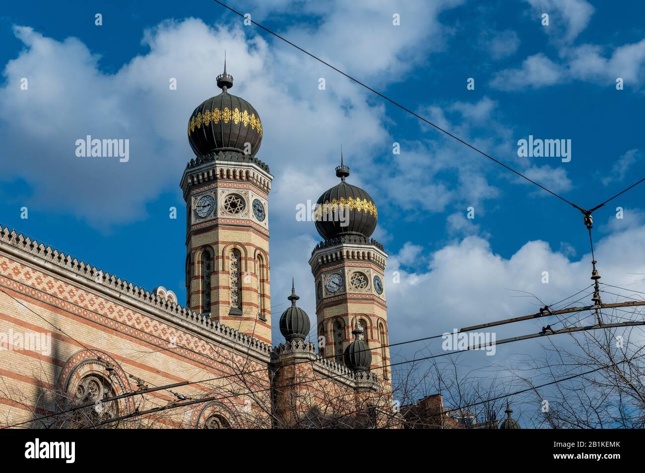 Uhrtürme der jüdischen Synagoge in der Straße von Dohány in Budapest Stockfoto