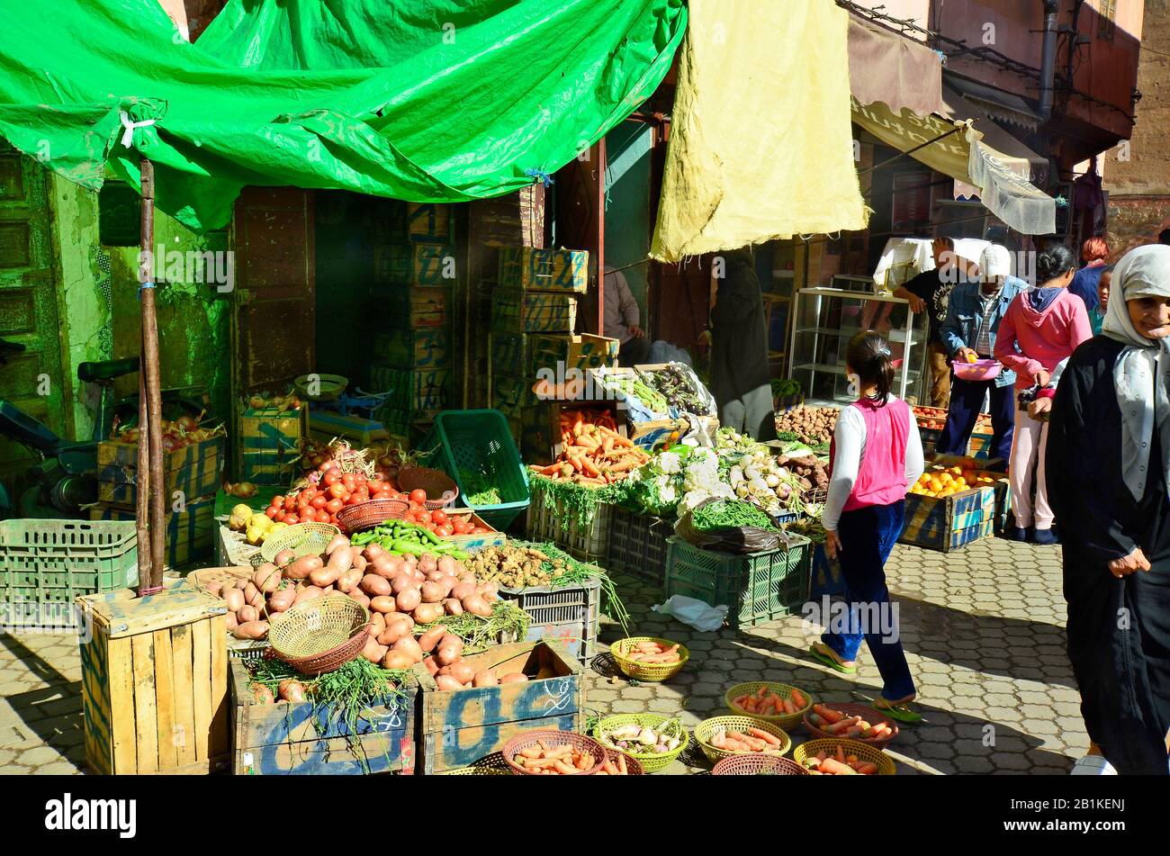 Marrakesch, Marokko - 22. November 2014: Nicht identifizierte Menschen kaufen mit Lebensmitteln, Gemüse und Obst auf dem Markt ein Stockfoto