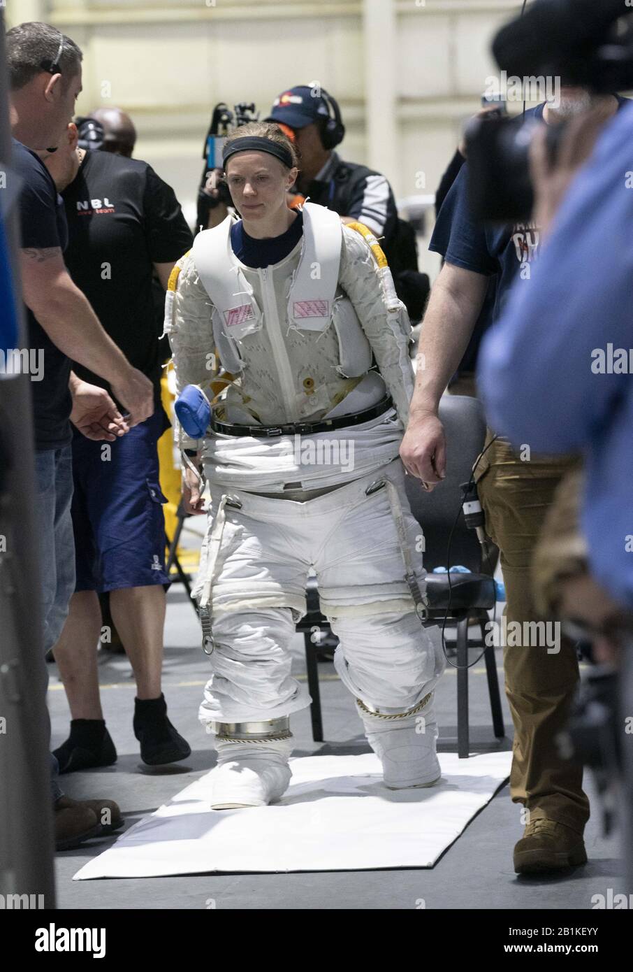 Houston, Texas, USA. Februar 2020. Astronautin Zena Cardman ist im Neutral Buoyancy Lab der NASA für das Schwerelosigkeitstraining im 6,2 Millionen Liter großen Pool mit einem Mockup der Internationalen Raumstation (ISS) in Houston. CardMan, 32, ist Meeresbiologe und wurde 2017 Astronaut. Gutschrift: Bob Daemmrich/ZUMA Wire/Alamy Live News Stockfoto