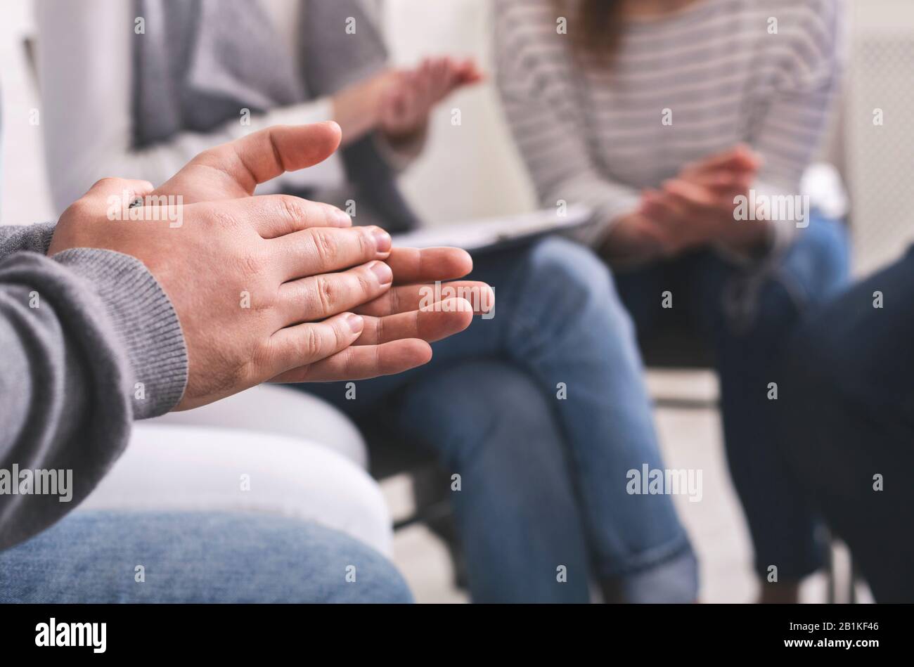 Nahaufnahme von Menschen, die sich gegenseitig bei einem Treffen der Psychotherapiegruppe applaudieren Stockfoto
