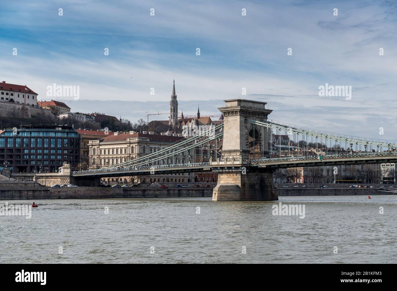 Flussfahrt auf der Donau mit Kettenbrücke in Budapest Stockfoto