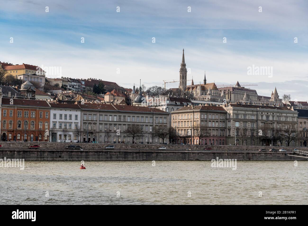 Flussfahrt auf der Donau mit Fischerbastion in Budapest Stockfoto