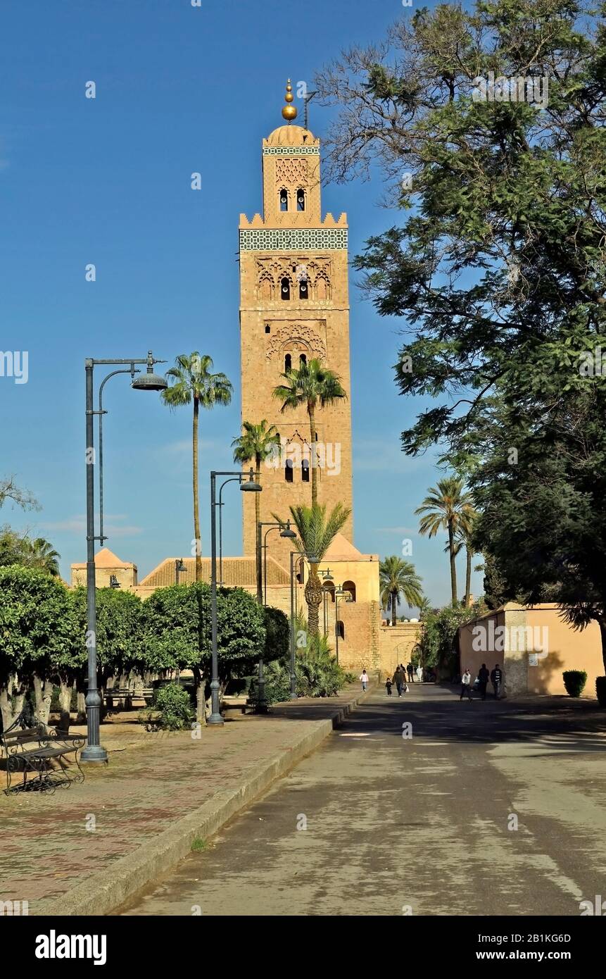 Marrakesch, Marokko - 23. November 2014: Nicht identifizierte Menschen, Straßenlaterne und Koutoubia-Moschee Stockfoto