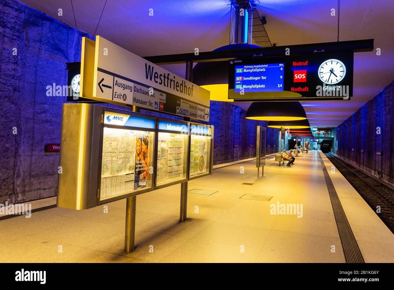 München, Deutschland - 1. Juli 2016. Innenansicht des U-Bahnhofs Westfriedhof an der Linie U1 der U-Bahn München, mit Personen und Informationen B. Stockfoto