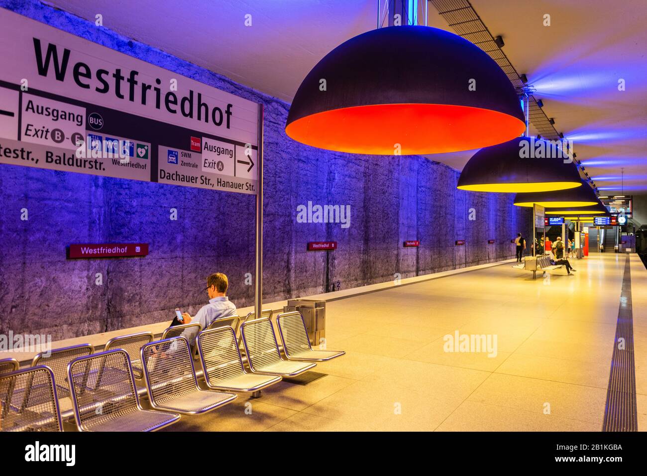 München, Deutschland - 1. Juli 2016. Innenansicht des U-Bahnhofs Westfriedhof an der Linie U1 der U-Bahn München, mit Personen und Informationen B. Stockfoto