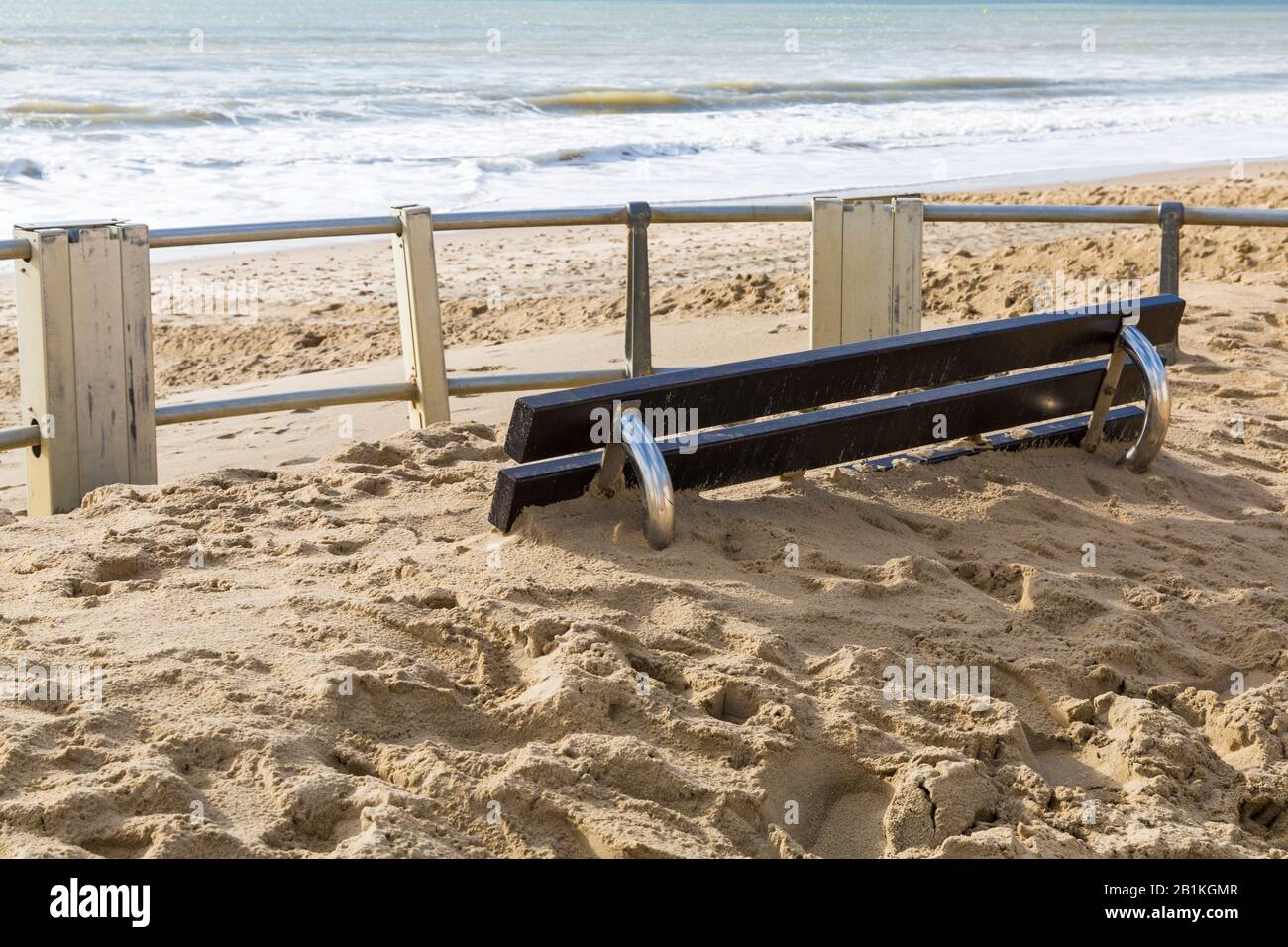 Bank an der Strandpromenade, die im Februar in Sand aus dem jüngsten schlechten Wetter in Bournemouth, Dorset UK, begraben wurde Stockfoto
