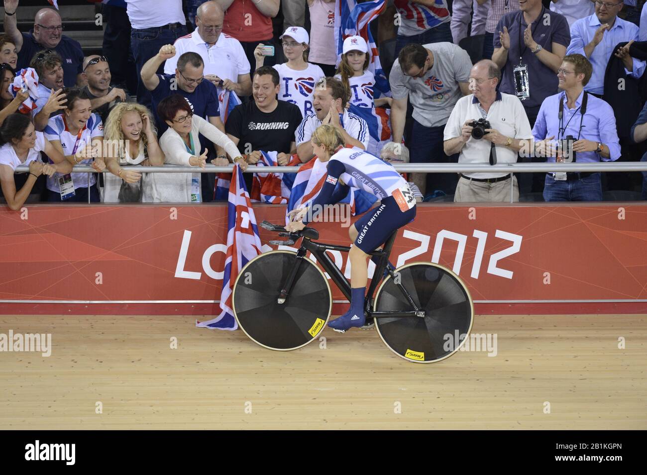 Olympischen Velodrom 2012. London, Großbritannien, Beschreibung: Ominum, Goldmedaillengewinner GBR, Laura TROTT, London Velodrome. 2012 London Olympic Track Cycling. Velodrom, Stratford East London. Großbritannien, 16:23:48 Dienstag, 08.07.2012 [Pflichtgutschrift: Peter Spurrier/Intersport Images] Stockfoto