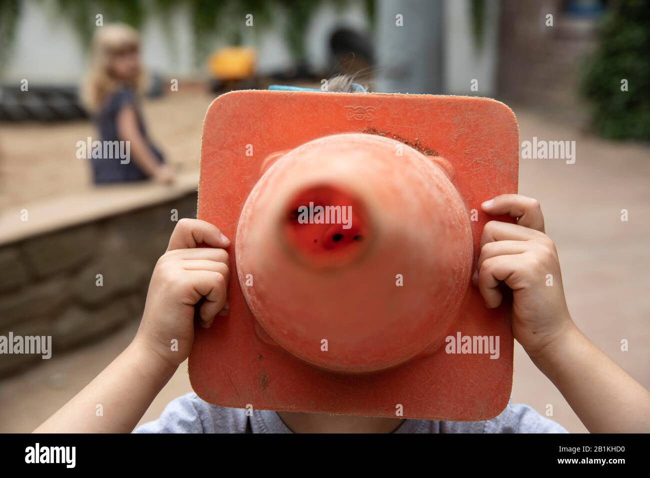 Junge spielt mit Taumelkegel, Pylonen, im Kindergarten, Köln, Nordrhein-Westfalen, Deutschland Stockfoto