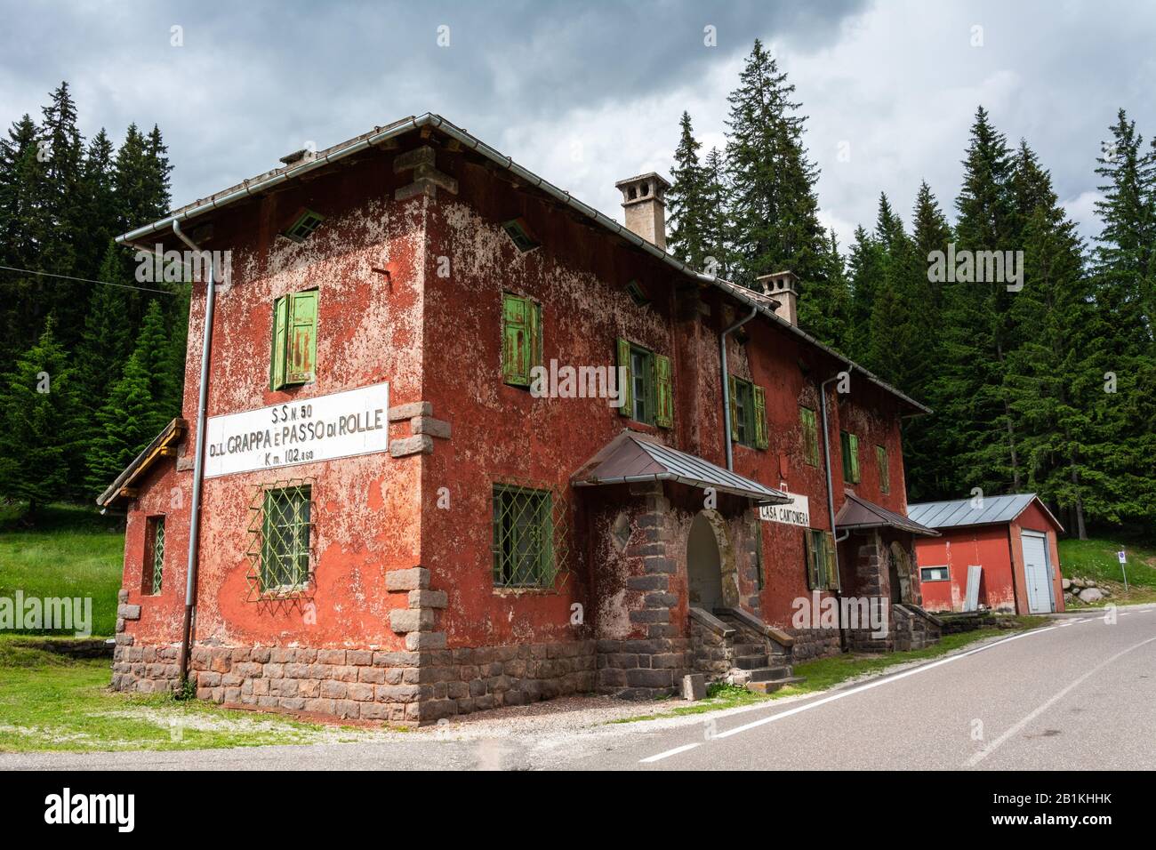 San Martino di Castrozza, Trentino, Italien - 3. Juli 2016. Historisches Gebäude, das von einer Straßenunterhaltungsstation in San Martino di Castrozza mountai eingenommen wird Stockfoto