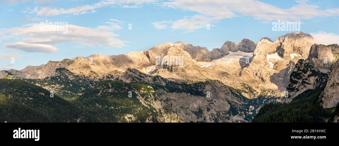 Bergpanorama, Alpenlandschaft, Großer Gosaugletscher, Torstein, hoher und Niederer Dachstein, hohes Kreuz, Salzkammergut, Oberösterreich Stockfoto