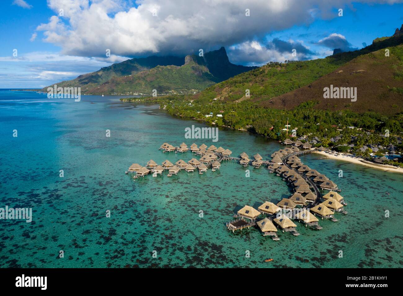 Touristenresort mit Wasserbungalows, Moorea, Französisch-Polynesien Stockfoto