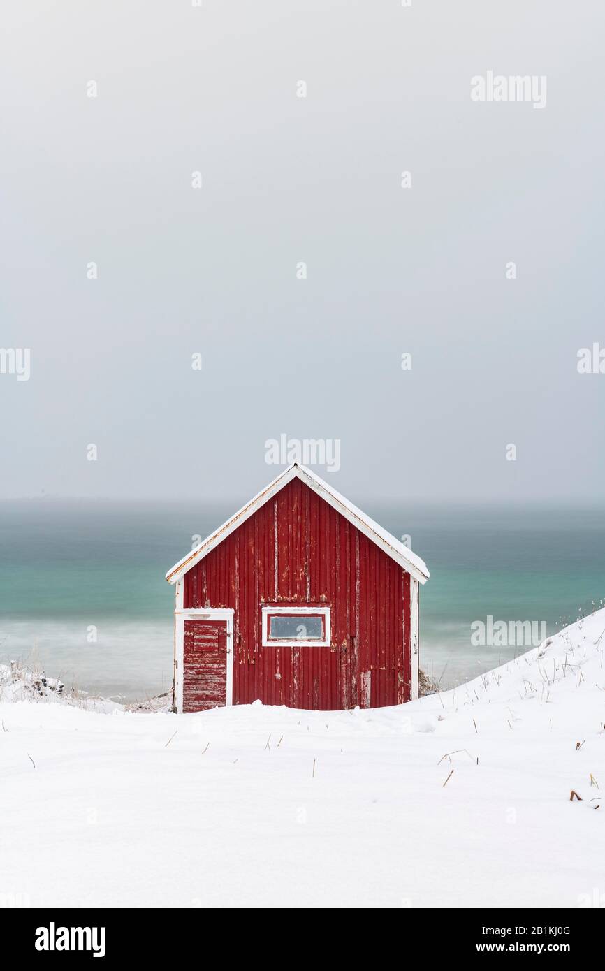 Rorbuer Fischerhütte am Strand im Schnee, Ramberg, Lofoten, Norwegen Flakstadoya, Stockfoto