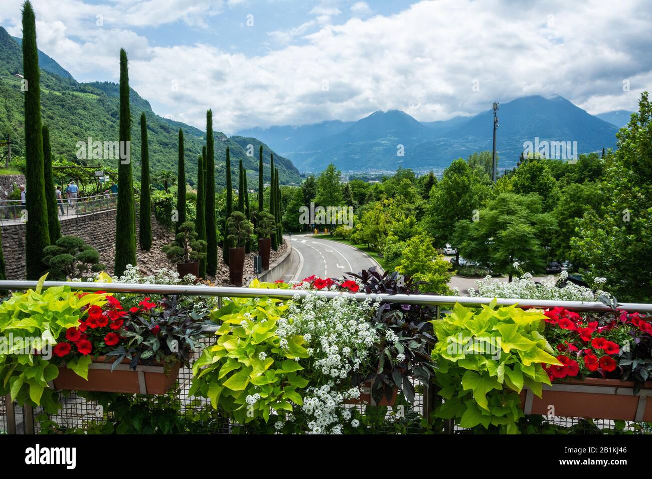 Meran, Südtirol, Italien - 4. Juli 2016. Blick über eine Autobahn von einer Hängebrücke im Botanischen Garten Schloss Trauttmansdorff-Schloss in Meran, Italien, Stockfoto