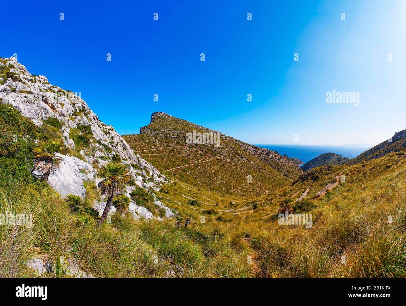 Bergwandern auf Mallorca, Wanderweg nach Cala Murta, Serpentine Old Lighthouse Trail Cami Vell del Far, Formentor-Halbinsel, Mallorca, Balearen Stockfoto