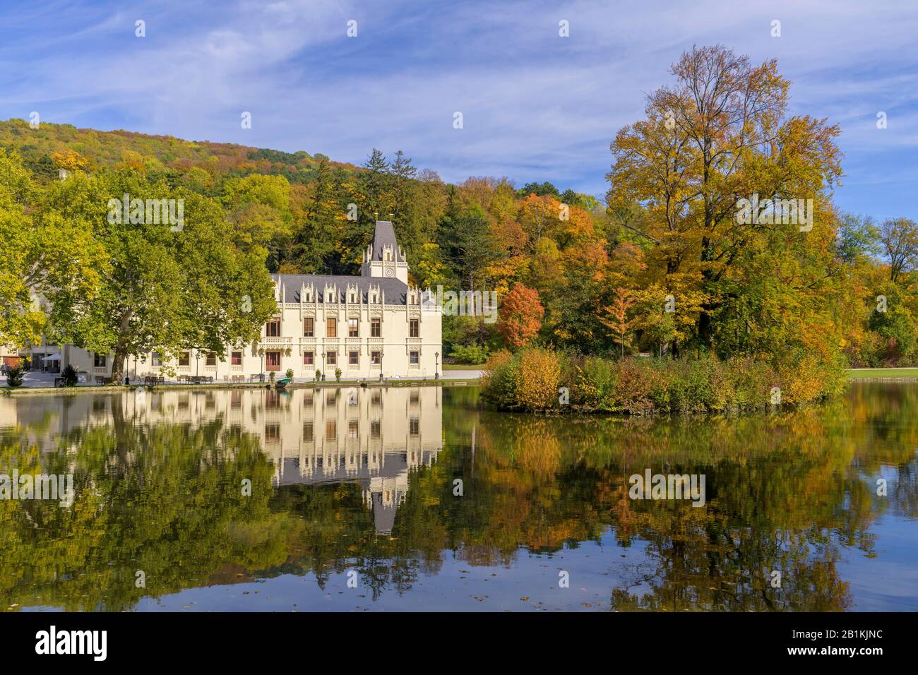 Schloss Hernstein mit Teich in schönen Herbstfarben im Park, Hernstein, Oberösterreich Stockfoto