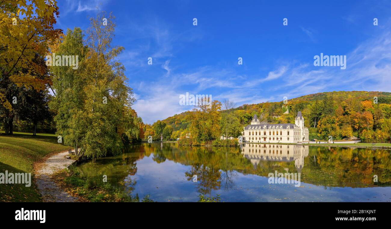 Schloss Hernstein mit Teich in schönen Herbstfarben im Park, Hernstein, Oberösterreich Stockfoto