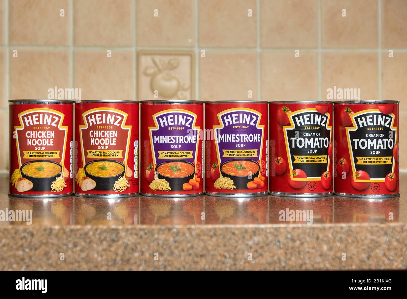 Eine Reihe von Dosen von Heinz verzinnter Suppe. Stockfoto