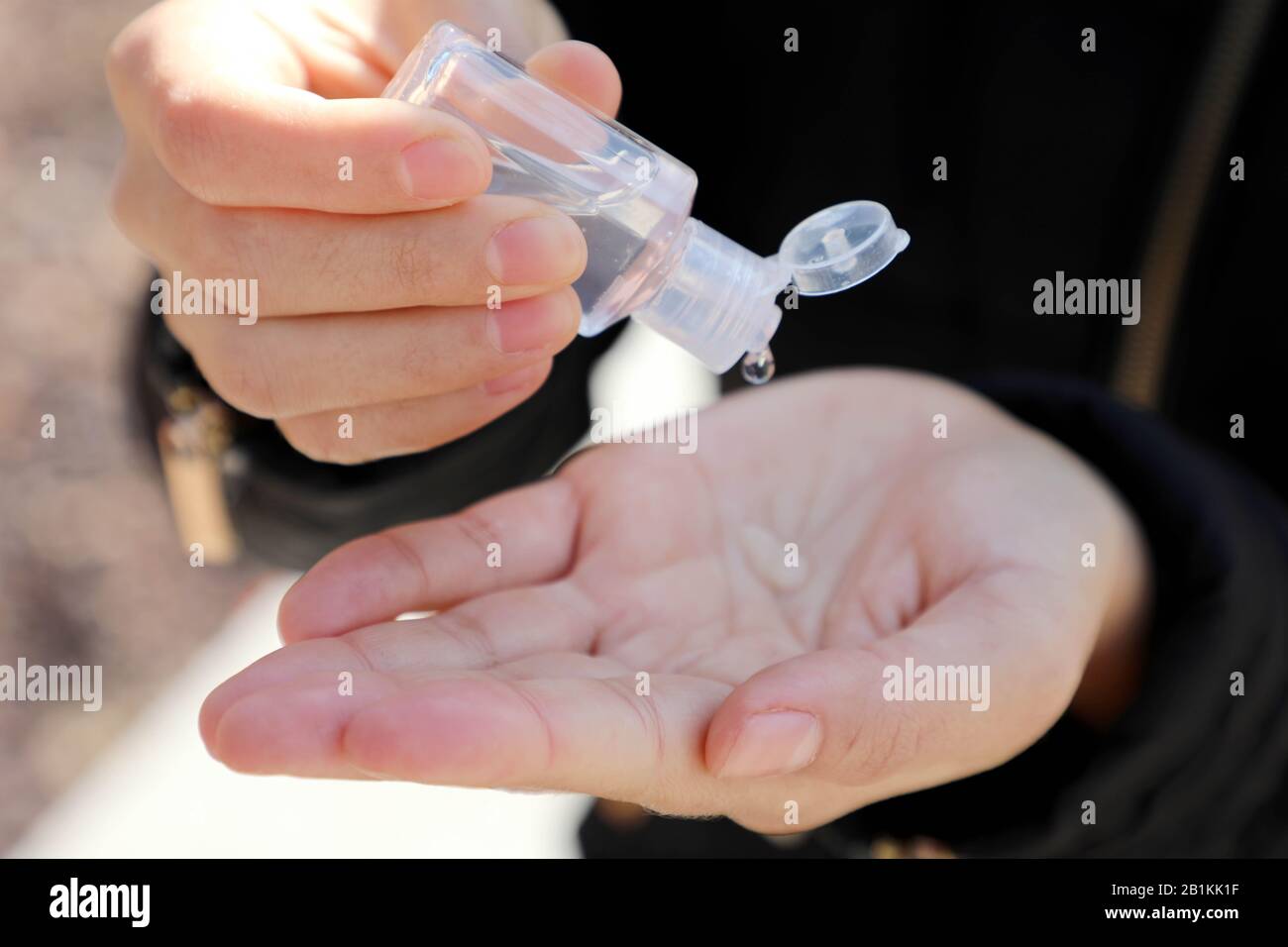 COVID-19 Nahaufnahme der Hände von Frauen mit einem Handwaschmittel für Desinfektionsmittel, gegen Neuartige Coronavirus (2019-nCoV) oder Wuhan Coronavirus in der Straße der Stadt. Anti Stockfoto