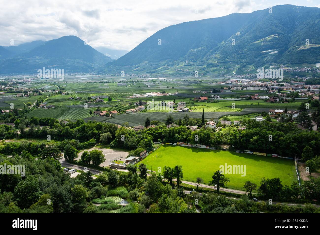 Meran, Südtirol, Italien - 4. Juli 2016. Blick auf Meran, Italien, die umliegenden Weinberge und Berge. Stockfoto