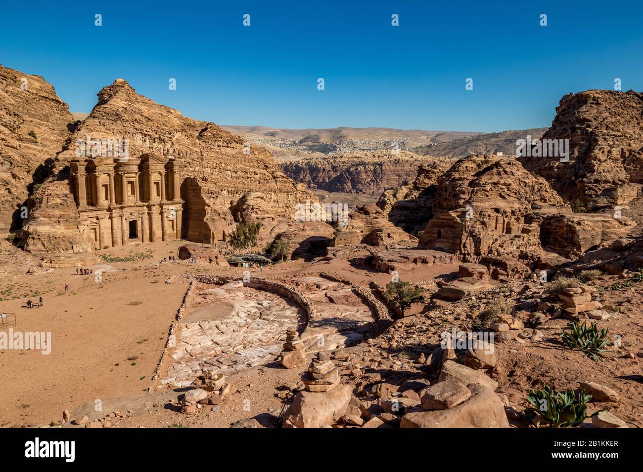 Uraltes Amphitheater und unbeleuchtete Sicht auf das atemberaubende Ad-Deir in der antiken Stadt Petra, Jordanien. Ad-Deir oder Das Kloster. Petra Komplex und Touristenattraktion, Haschemite Königreich Jordanien Stockfoto