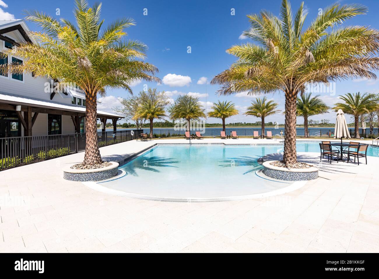 Ein Gemeinschaftspool neben einem Freizeitzentrum an der Babcock Ranch Florida, einer solarbetriebenen Gemeinde in SW Florida. Selbst getragen Stockfoto Ein Gemeinschaftspool neben einem Freizeitzentrum an der Babcock Ranch Florida, einer solarbetriebenen Gemeinde in SW Florida. Selbst getragen Stockfoto