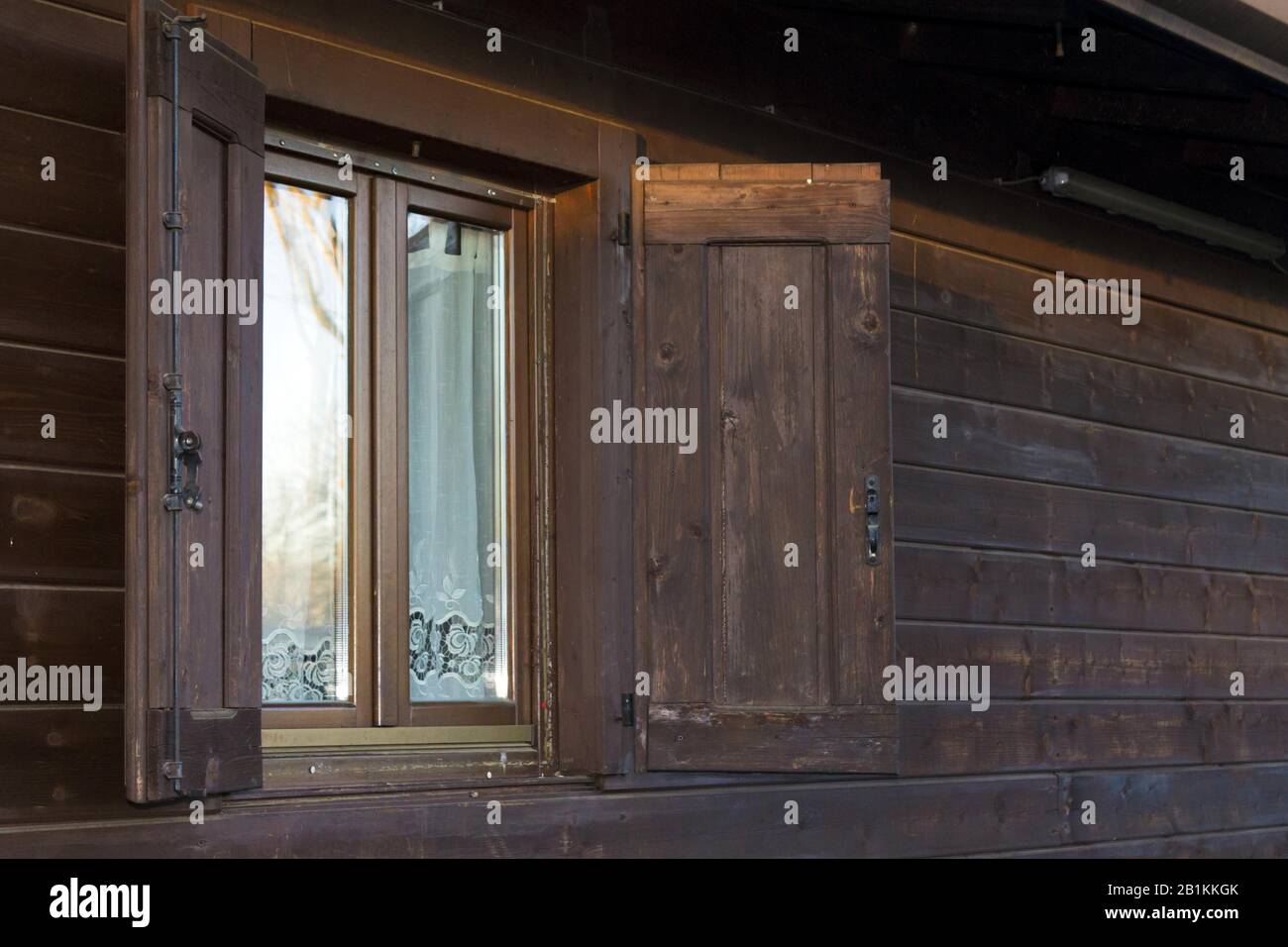 Rustikales Fenster einer Holzhütte Stockfoto