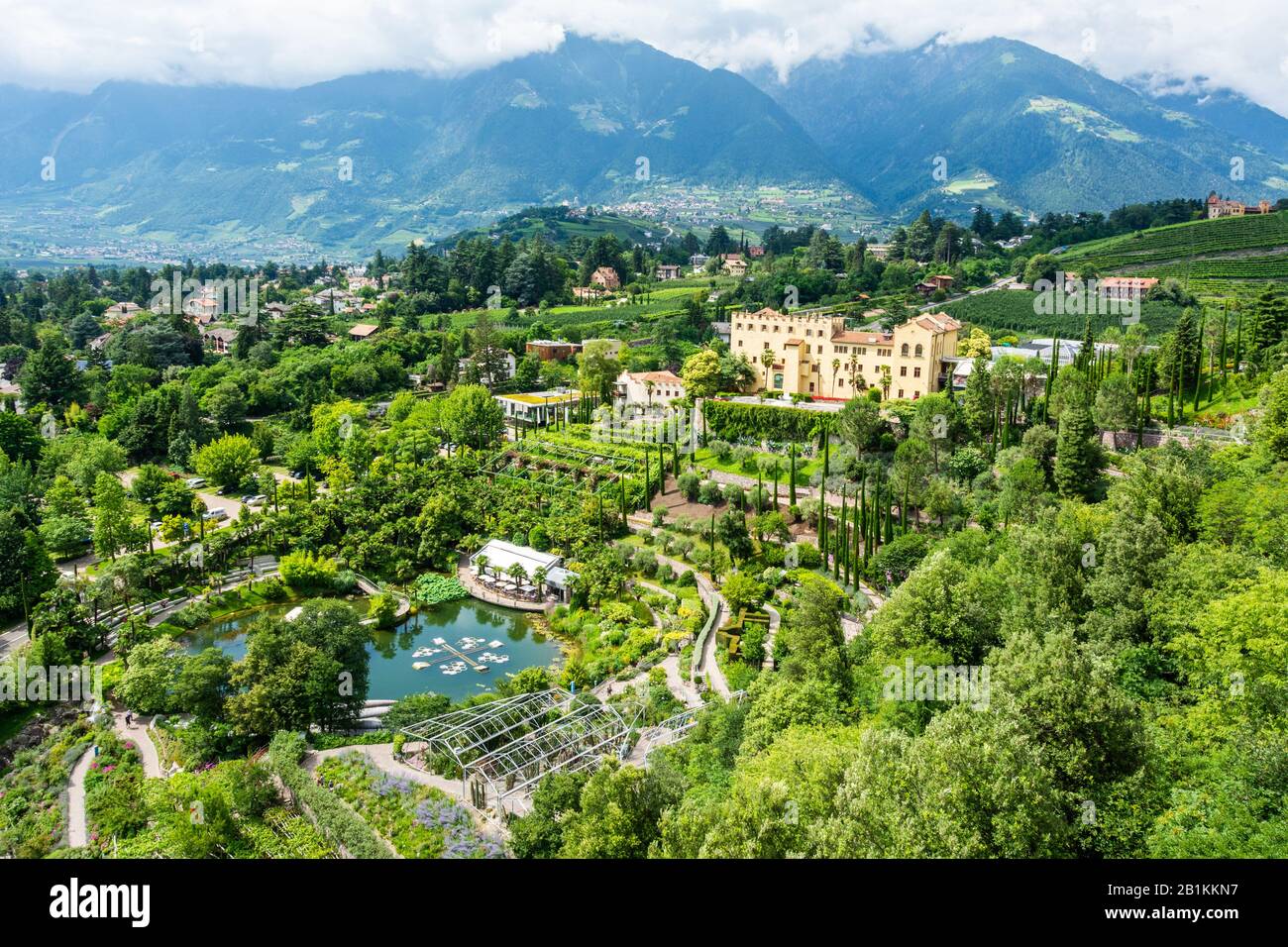 Meran, Südtirol, Italien - 4. Juli 2016. Blick auf terrassierte botanische Gärten und Schloss Trauttmansdorff-Schloss in Meran, Italien. Blick mit den Leuten in der Zusammenfassung Stockfoto