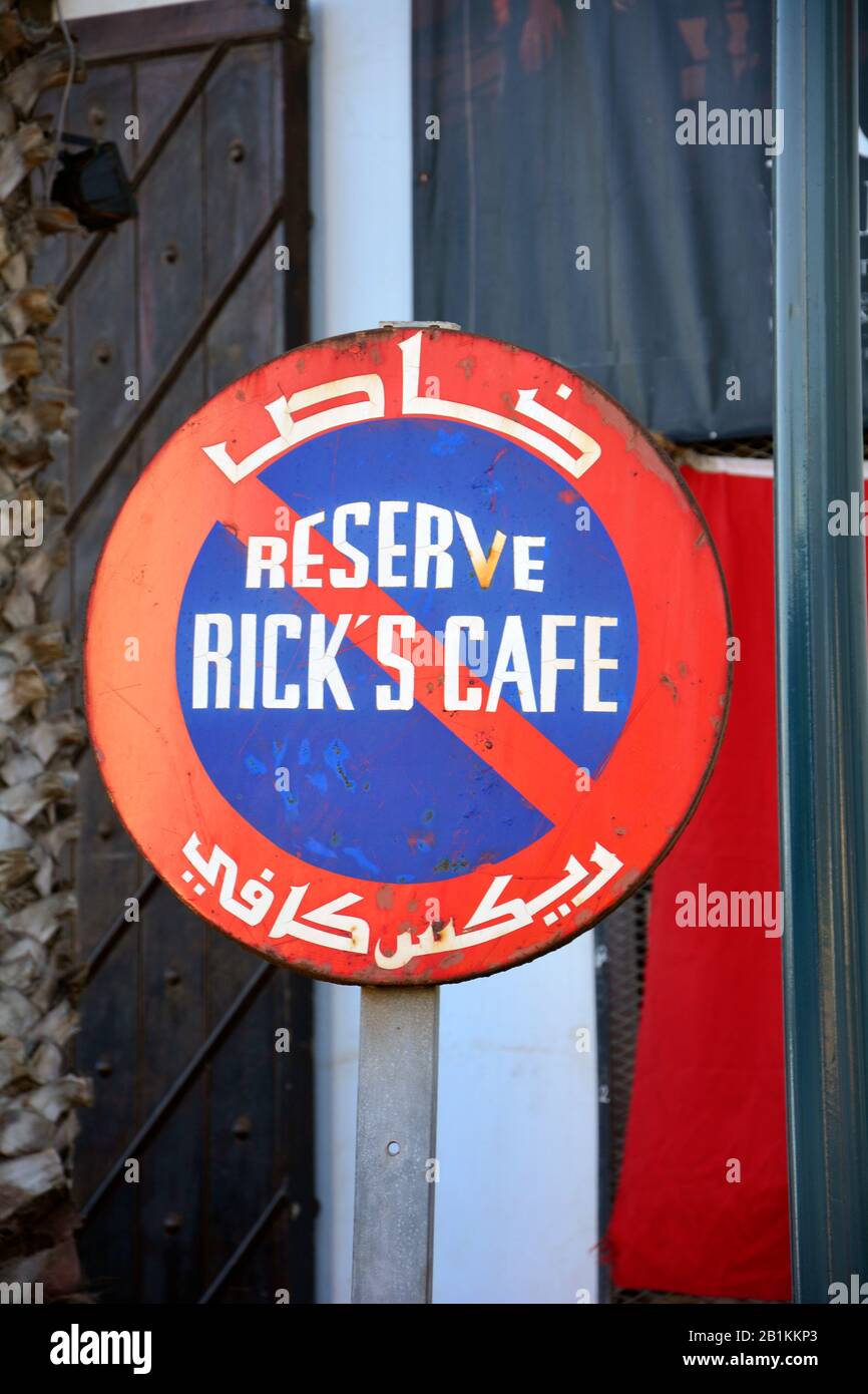 Casablanca, Marokko - 18. November 2014: Kein Parkschild vor Ricks Café - erinnert an den Film "Casablanca" mit Humprey Bogart und Indrid Stockfoto