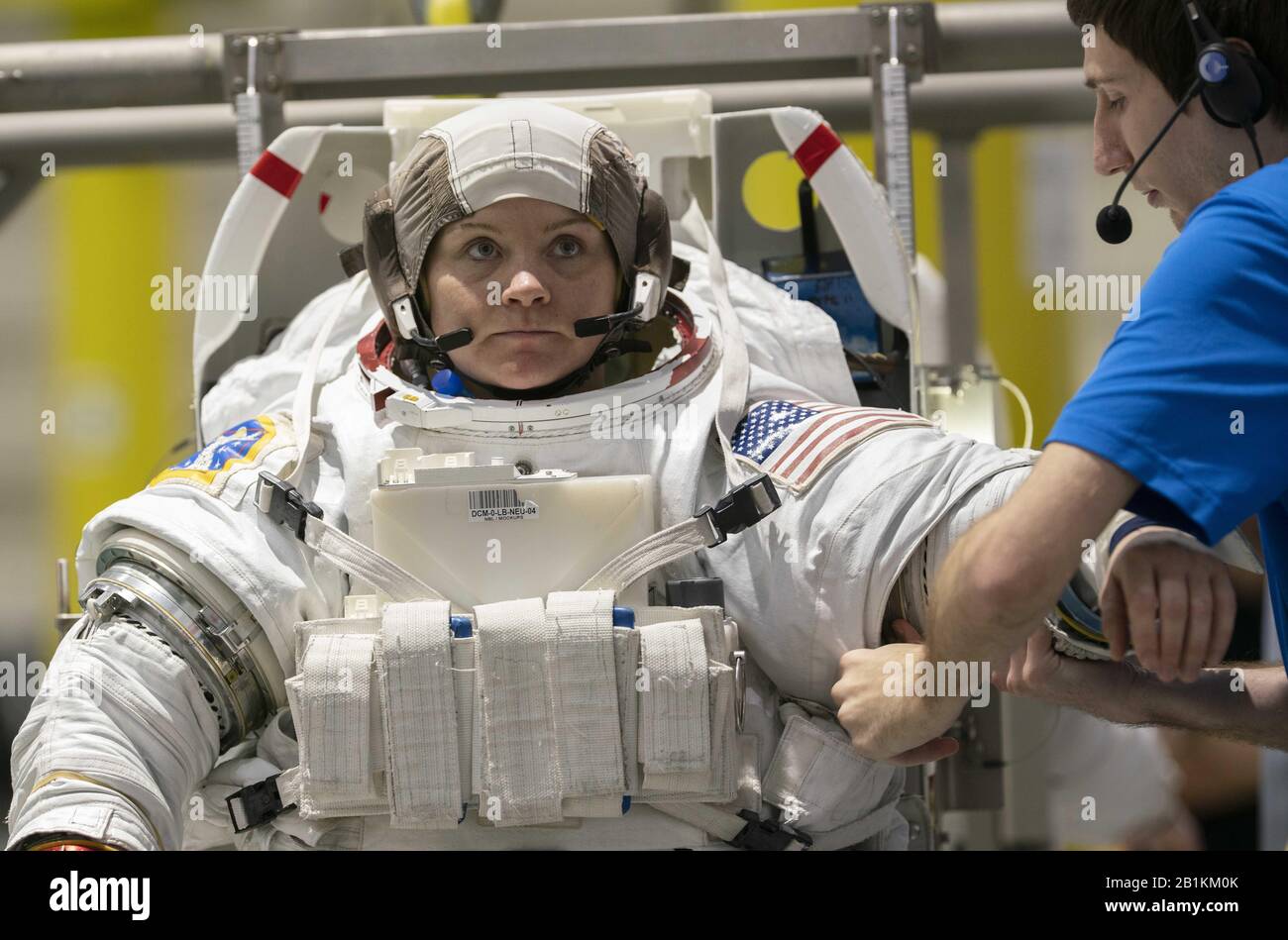 Houston, Texas, USA. Februar 2020. Die Veteranen-Astronautin Anne C. McClain ist im Neutral Buoyancy Lab der NASA für das Schwerelosigkeitstraining im 6,2 Millionen Liter großen Pool mit einem Mockup der Internationalen Raumstation (ISS) in Houston. McClain hat mehrere Monate im All auf der ISS verbracht und trainiert für eine bevorstehende Mondmission. Gutschrift: Bob Daemmrich/ZUMA Wire/Alamy Live News Stockfoto