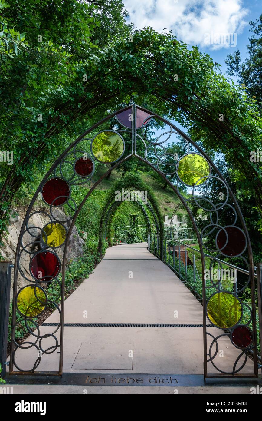 Meran, Südtirol, Italien - 4. Juli 2016. Liebestunnel im Garten für Liebhaber im Botanischen Garten Schloss Trauttmansdorff-Schloss in Meran, Italien. Stockfoto